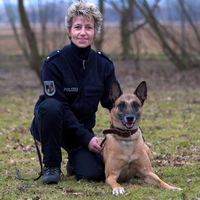 Polizeibeamtin mit Diensthund