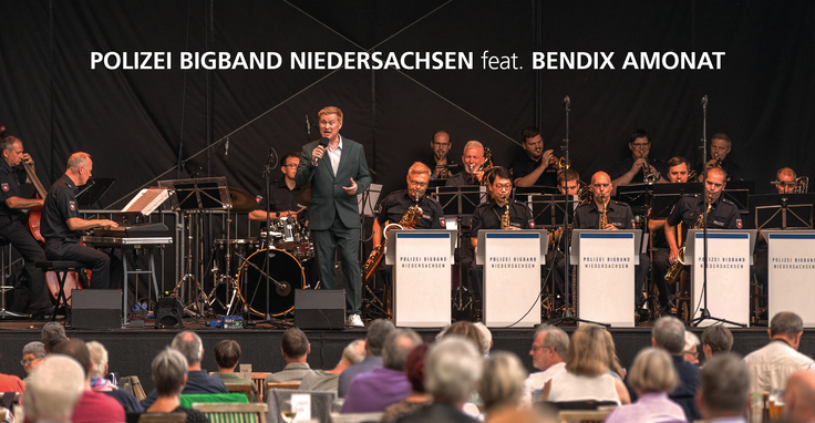Foto Polizei Bigband Niedersachsen mit Sänger Bendix Amonat